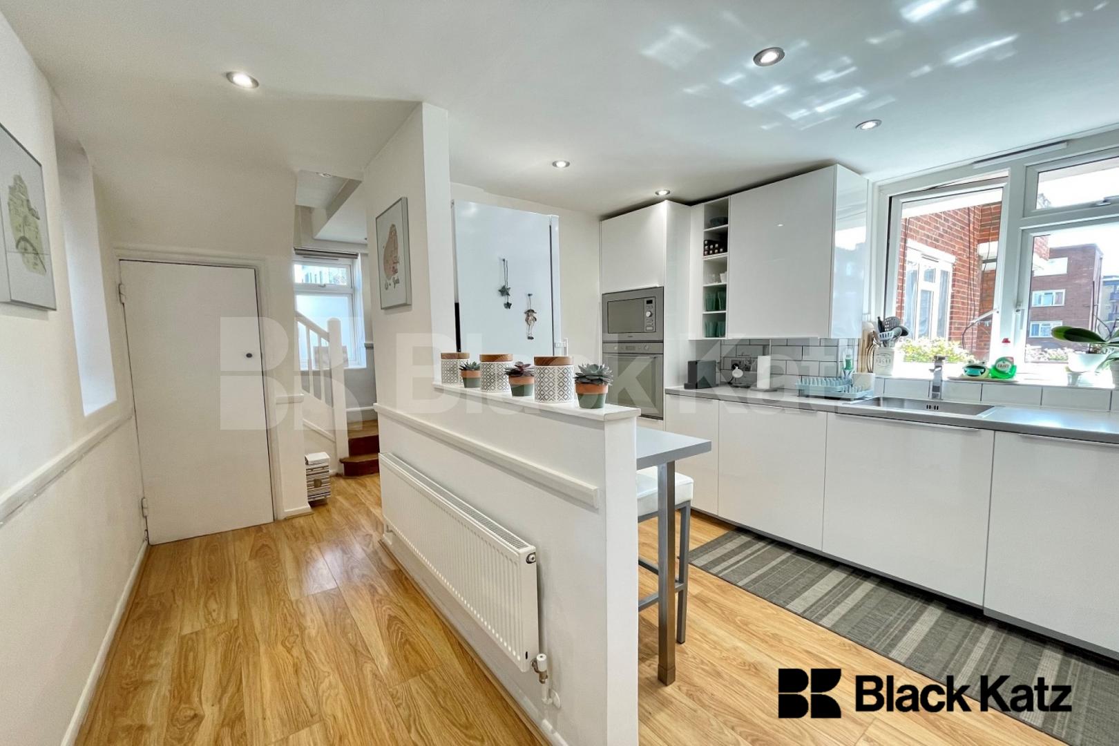 			Under Offer, 3 Bedroom, 1 bath, 1 reception Apartment			 Enid Street, Bermondsey